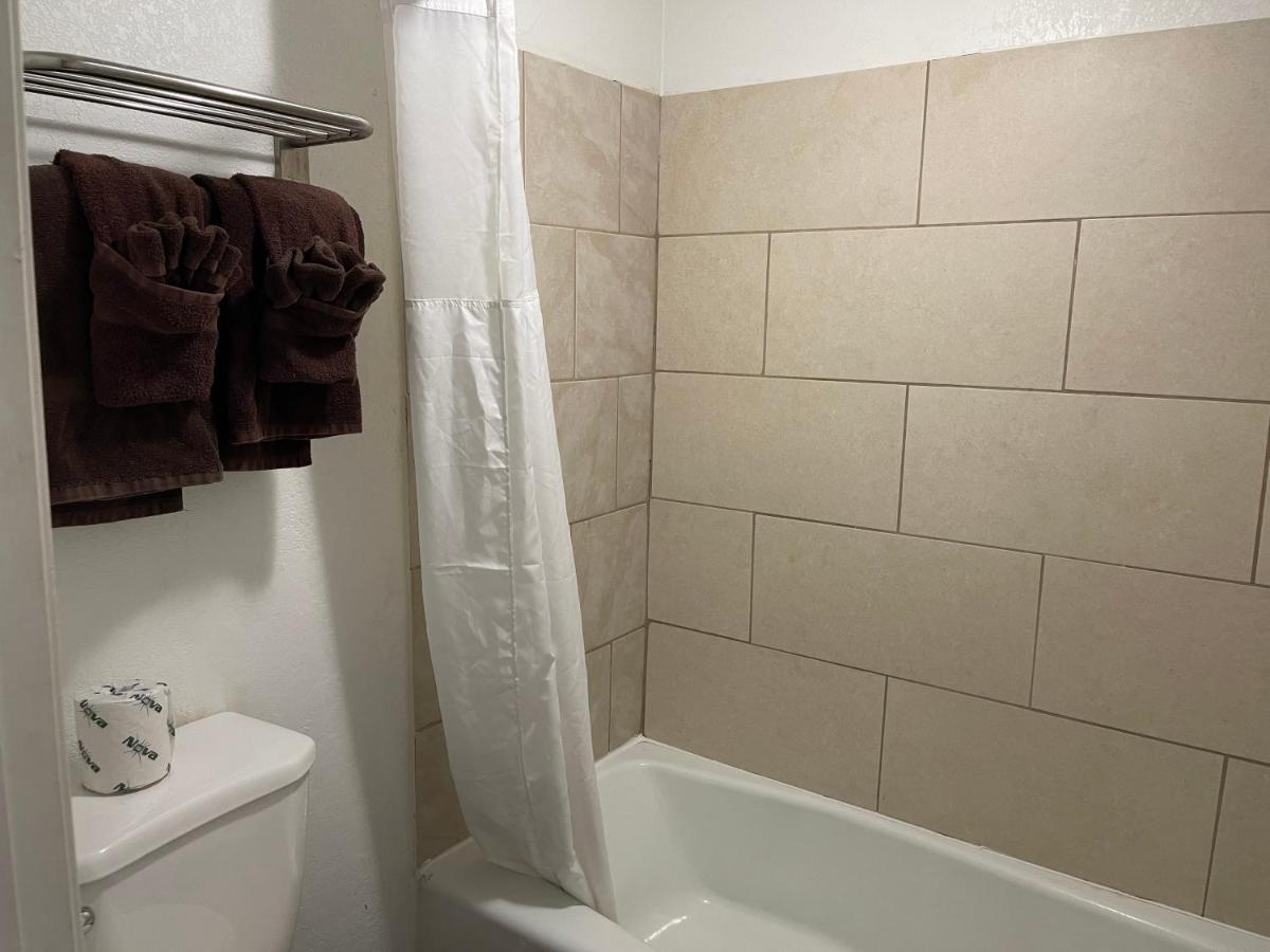 Hotel Eastin Atchison Bagian luar foto